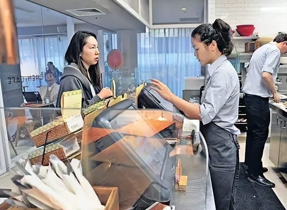 香港洗碗工真的能包吃住吗,香港的洗碗工月薪18000是真的吗