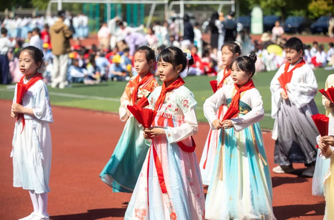 穿汉服的六年级学生舞蹈,穿汉服的舞蹈小学生