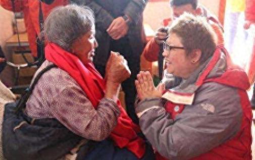 现在的韩红是怎样的一个人,明明可以靠实力却偏偏靠运气