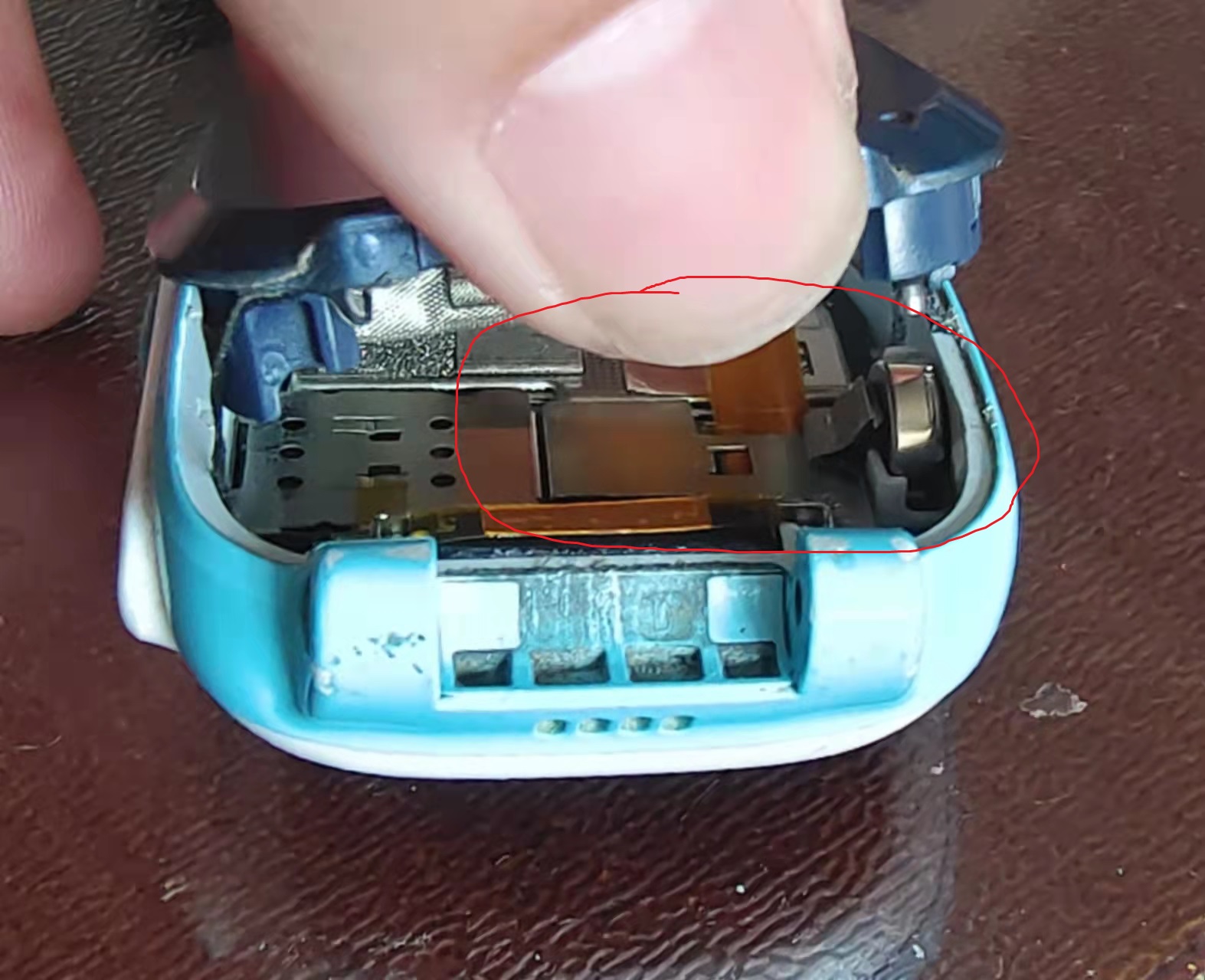 小天才z6更换电池教程 (小天才手表更换电池需要多少钱)