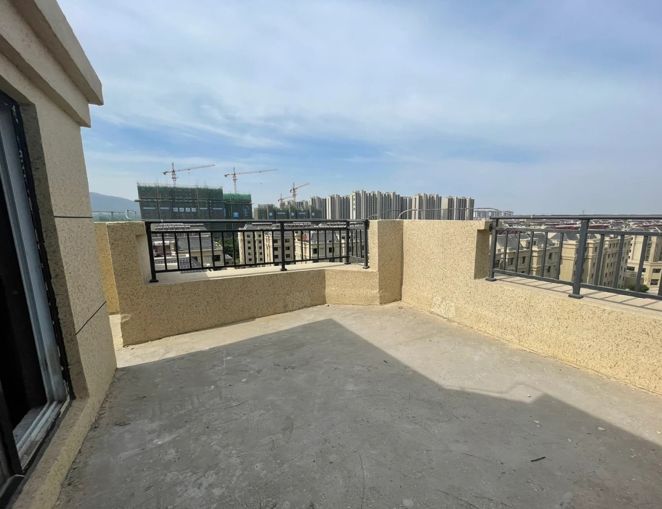 2楼和顶楼哪个好出手,32层顶楼和2楼选哪个