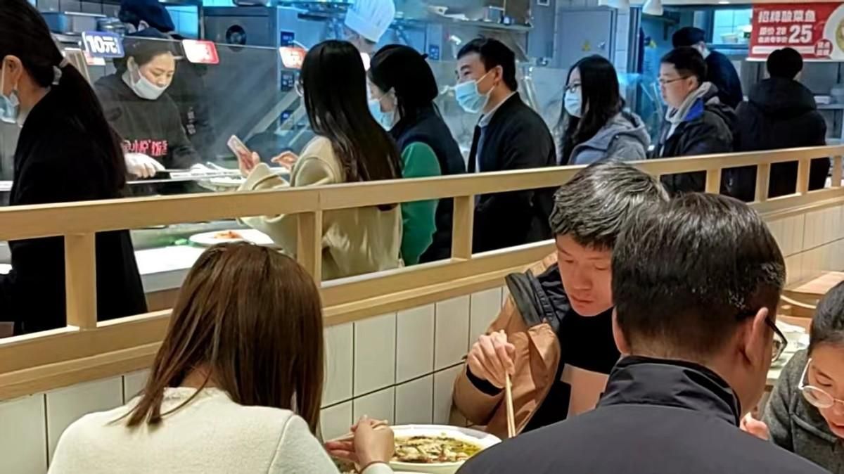 年轻人不想进工厂要进就进餐饮店,年轻人都不想进厨房了