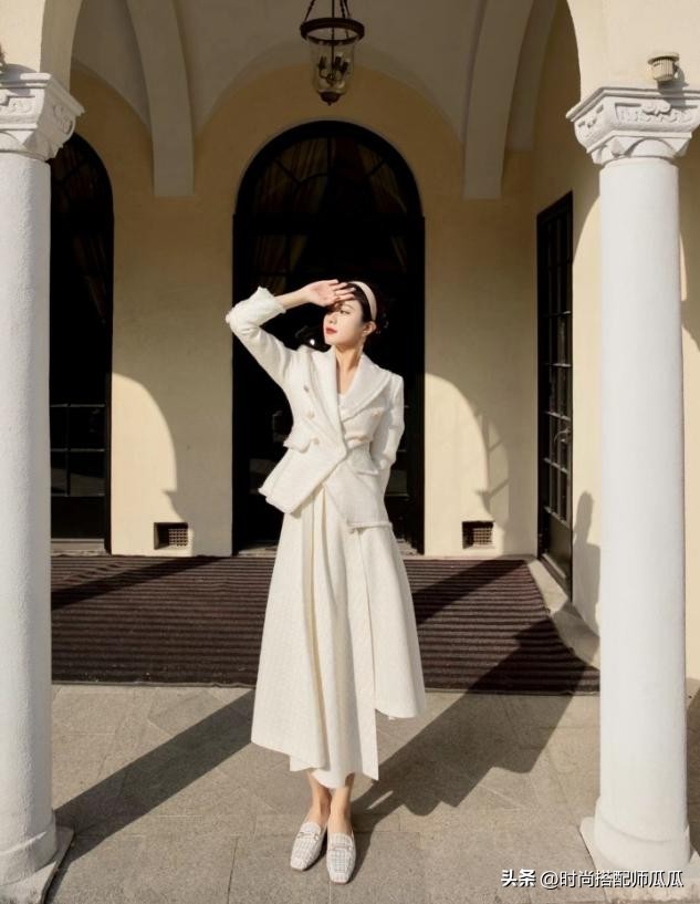 比运动鞋百搭、比小白鞋时髦，今夏“乐福鞋”火了！这样搭真高级