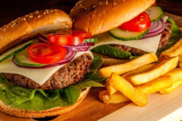 在中国生活8年的美国佬，回国后有多崩溃？连夜买机票回中国