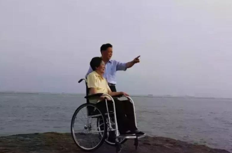 妻子地震截瘫感人视频,妻子汶川地震失去腿丈夫不离不弃