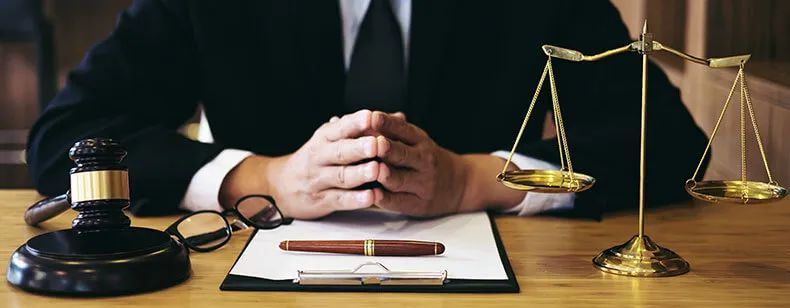 在德国找律师需要什么条件 (在法国怎么免费咨询律师)