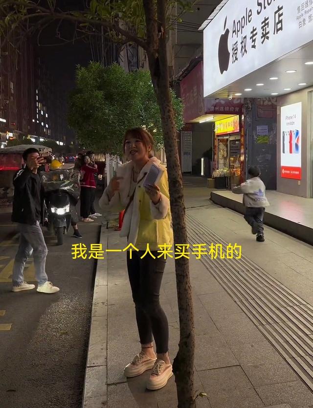 浙江：女子花10400买到“资源机”，大闹苹果店，他们家卖假货