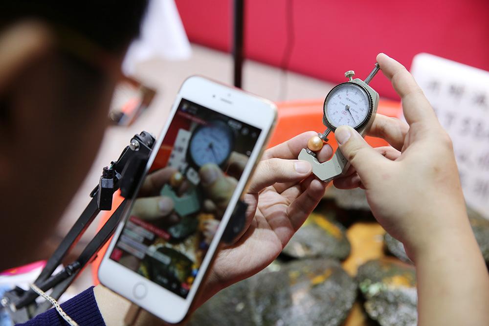 章子怡开蚌珍珠直播,章子怡直播取珍珠是真的吗