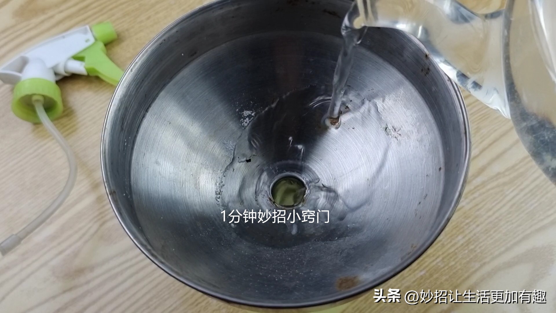 用白菜叶擦油烟机,油烟机上的白菜叶怎么清理