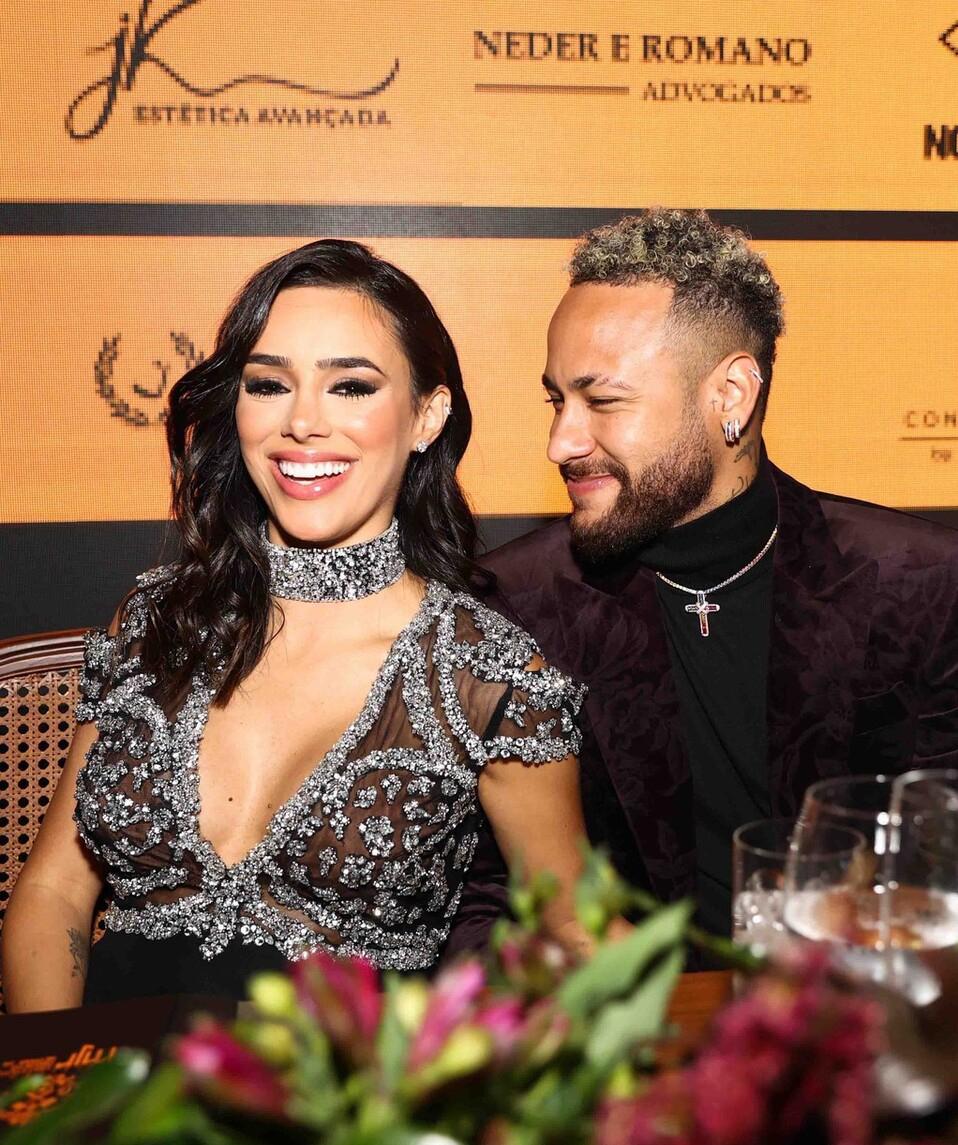 内马尔生活大揭秘：球场之外惊人故事，乐善好施备受追捧