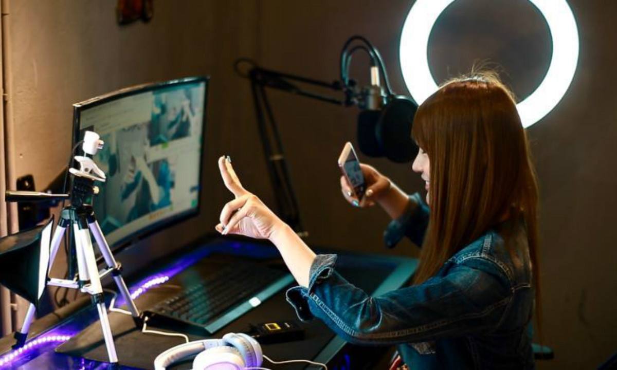 *牙虎**、斗鱼开始赚钱了！游戏，也能带货了吗？