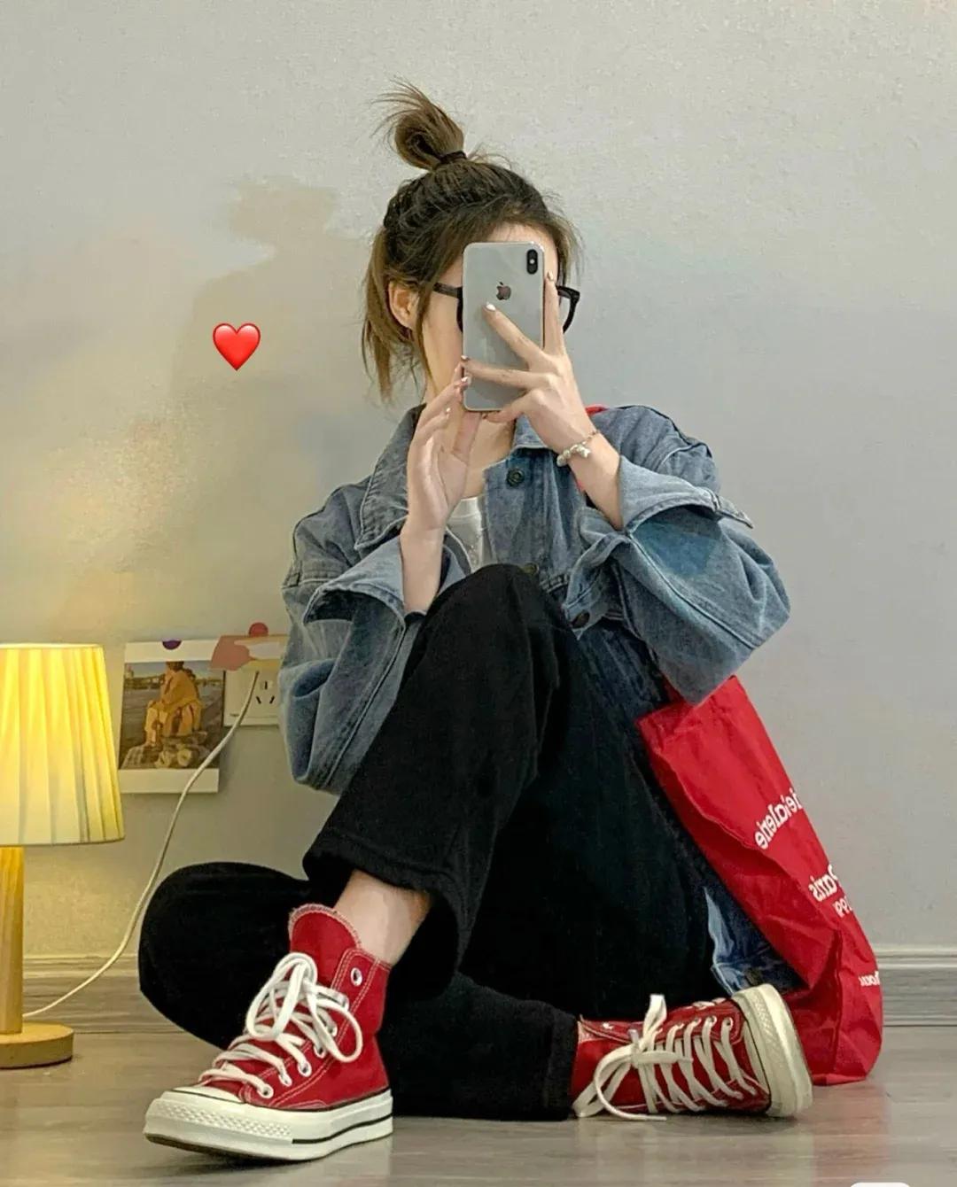 冬季牛仔外套搭配什么裤子好看女,男士蓝色牛仔外套秋冬季怎么搭配