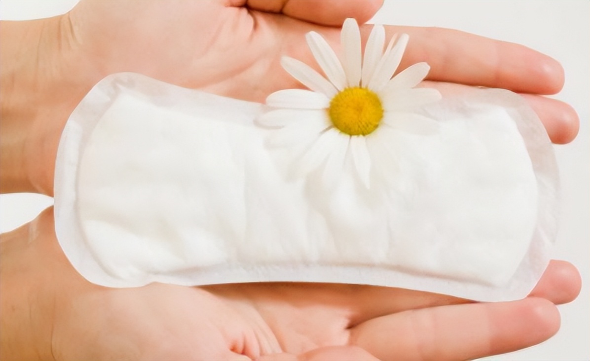 女生月经期间尿血是怎么回事,女孩第一次来月经怎么是褐色的