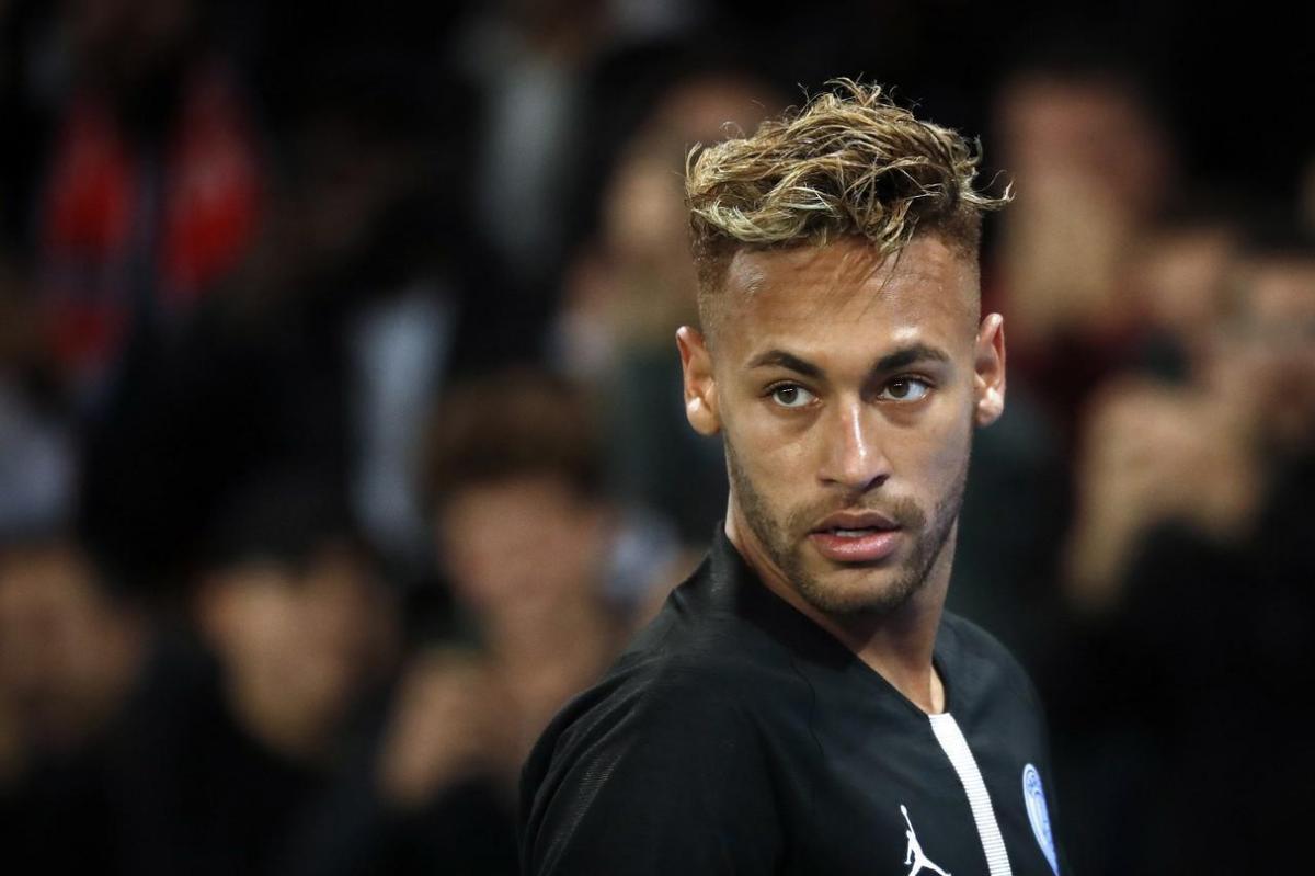 内马尔花式运球激怒对手,内马尔面对犯规一笑泯恩仇