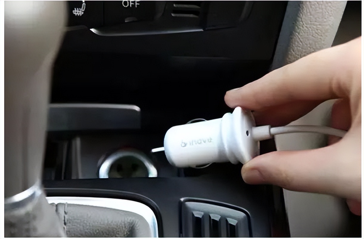 车载充电器的保险丝在哪里,瑞风s3车载充电器保险丝