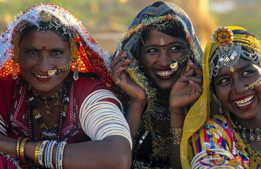 月经耽误工作怎么办？每年有10万印度女人割掉子宫，只为多挣钱！