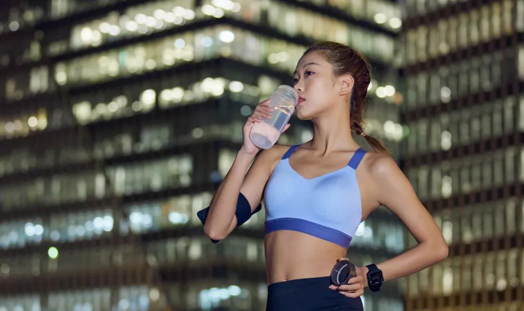 一天喝8杯水真的有用吗,1天喝8杯水能瘦吗