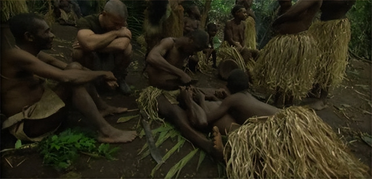 非洲巴卡部落：男人捕杀六米巨蟒，女人挖洞抓非洲巨鼠