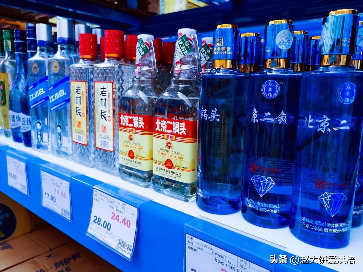 喝酒时酒杯里有白色的东西,酒瓶上有勾兑酒吗