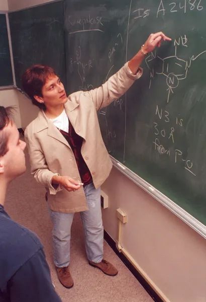 年度硬核女学霸爆红！当年是哈佛乐队键盘手，如今是诺贝尔得主…