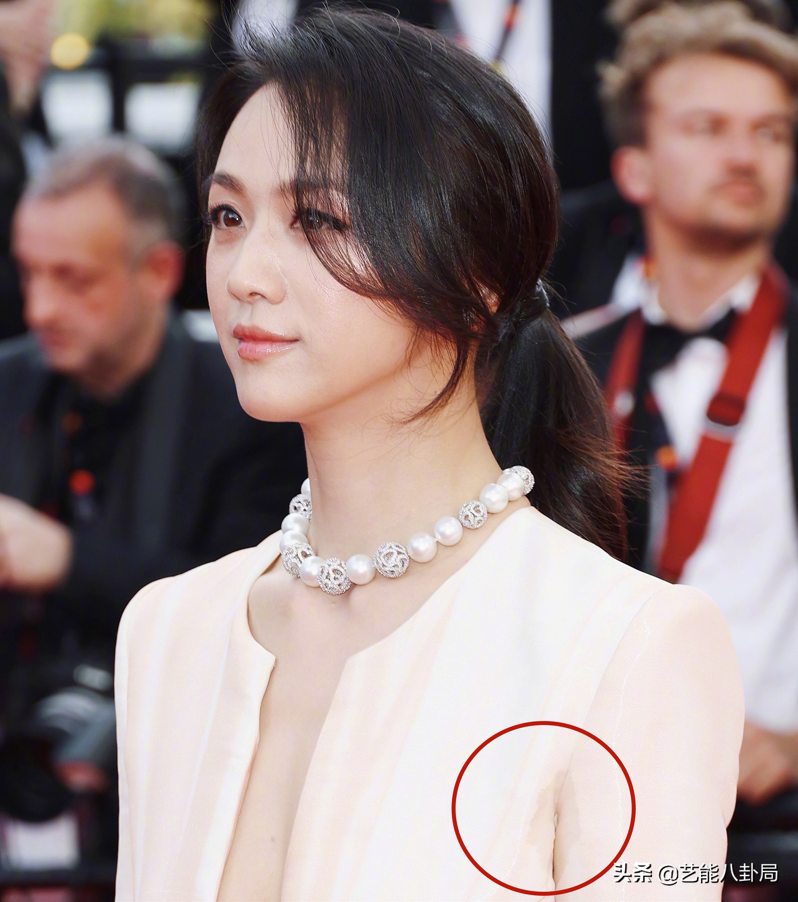 汤唯穿白色抹胸晚礼服,戛纳红毯撞衫范冰冰