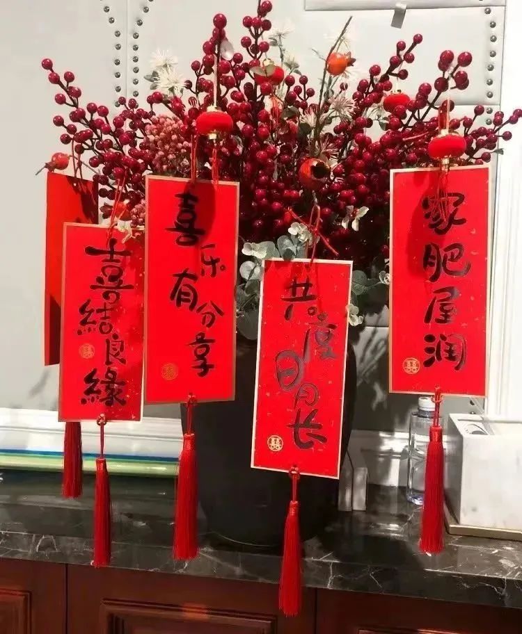 贴春联迎兔年,贴春联迎兔年合家欢