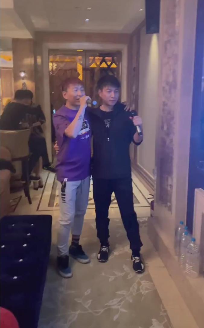 陈羽凡坐着轮椅唱歌,陈羽凡露面唱冷酷到底