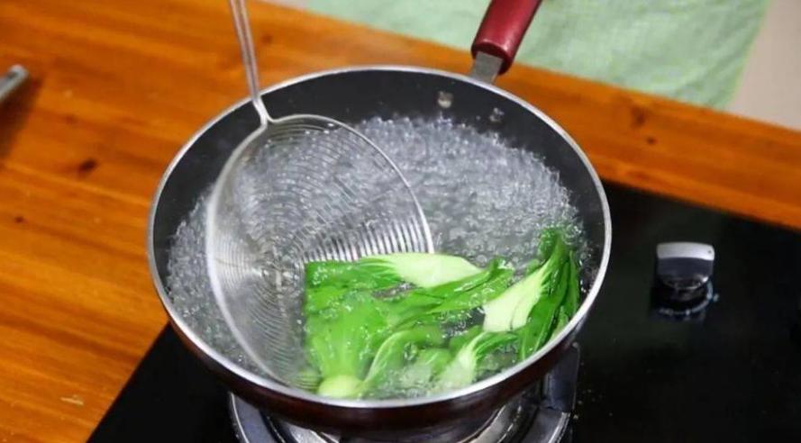 为什么不能将开水倒进厨房下水道,厨房焯过菜热水放哪好