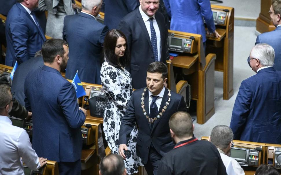 乌克兰百姓不干了！北约对乌军援，怎么变成了进口豪车供人倒卖？