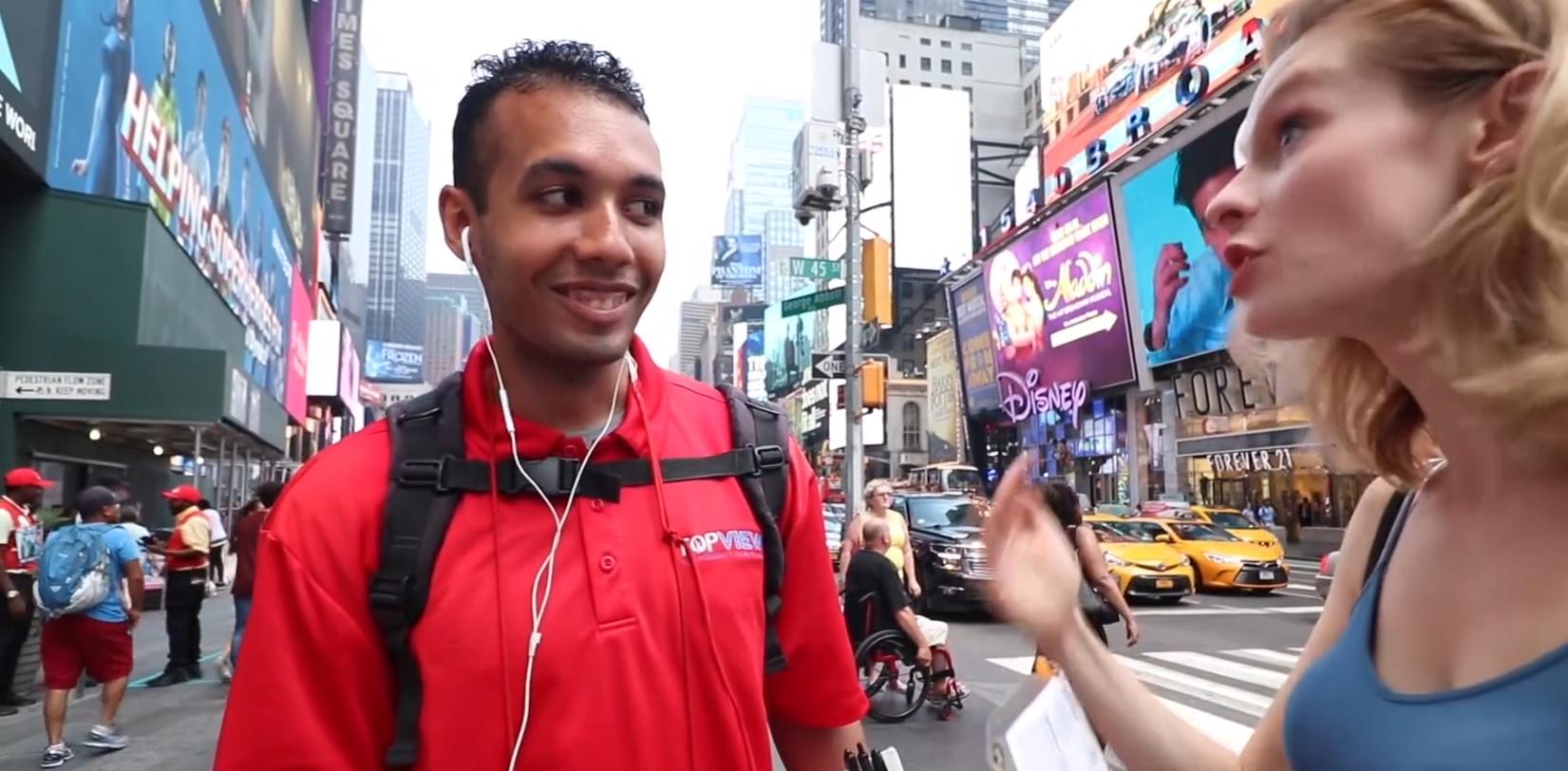 在美国街头第一次吃中国辣条,美国小伙第一次吃中国辣条