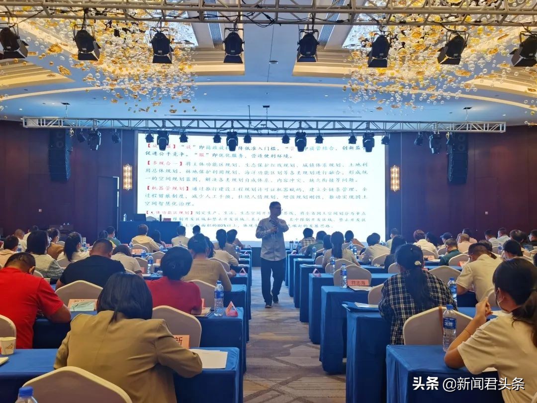 学总书记讲话学*党**代会精神东方市人力资源开发管理人才能力提升专题研讨班开班