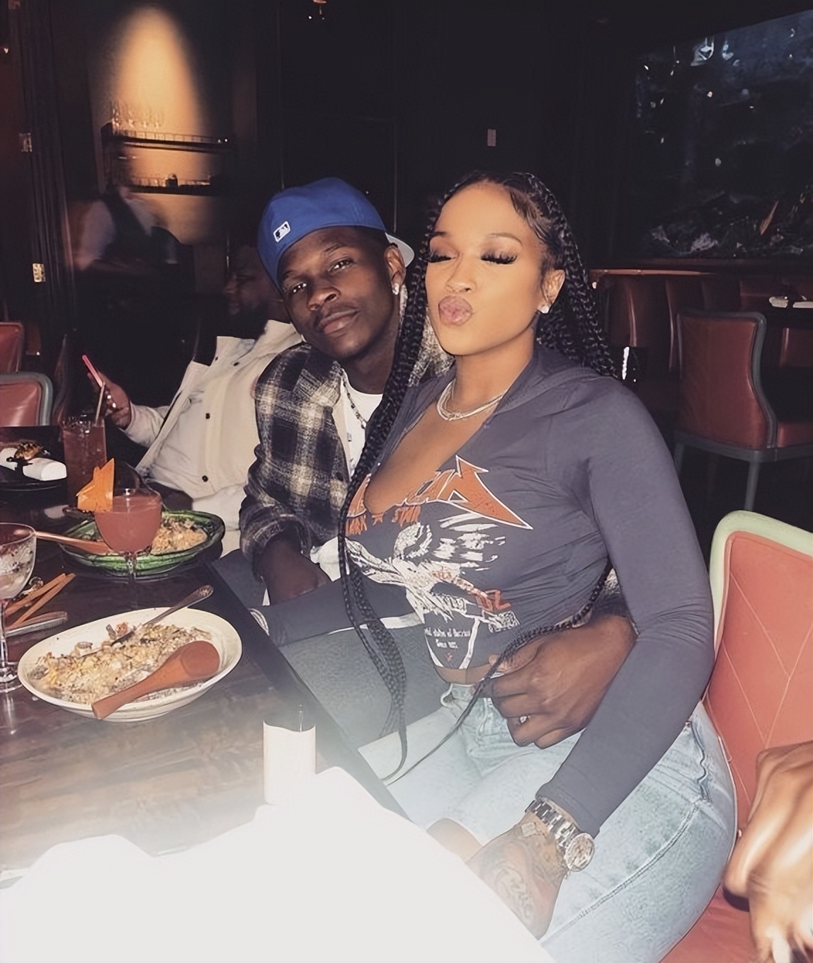 喜当爹!爱德华兹2.6亿顶薪全给29岁女友花,还抚养她和前任7岁儿子