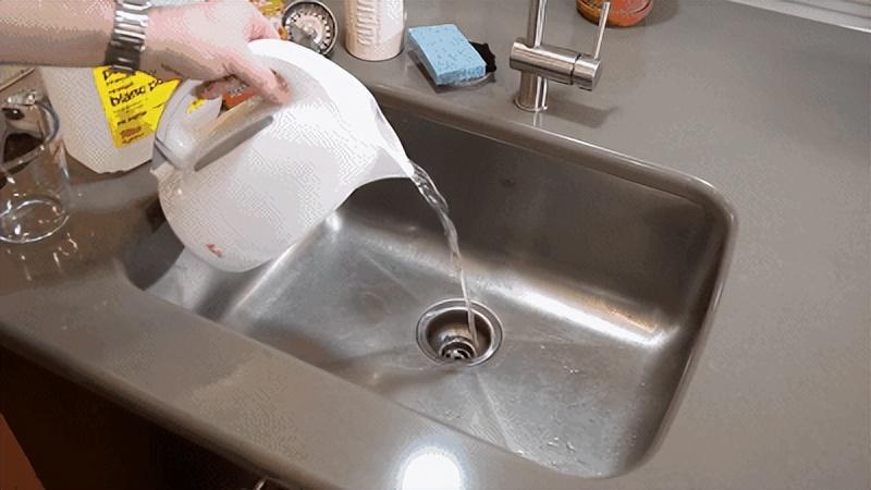 排水管道被油污堵了用什么通,下水道管道被油污堵塞怎么办