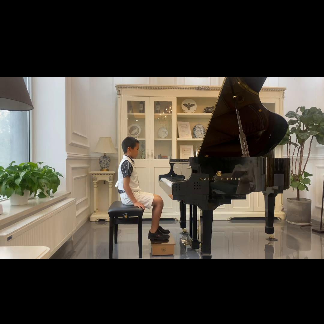 11岁的男孩学琴,小男孩弹琴动作帅气