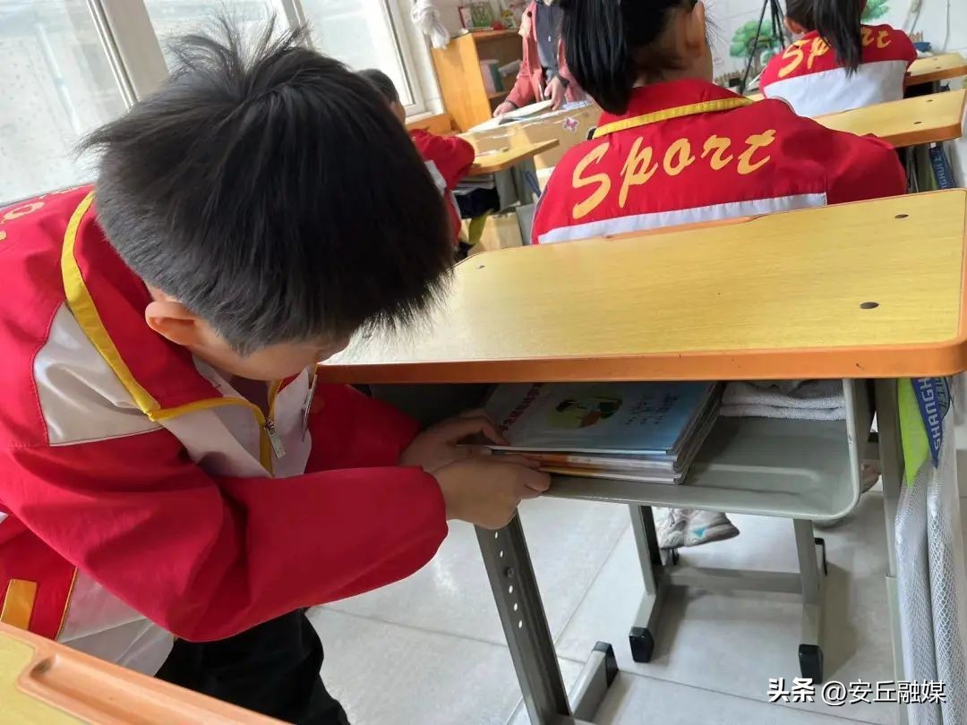 五一劳动节劳动最光荣小学一年级,小学五一劳动节社区劳动实践