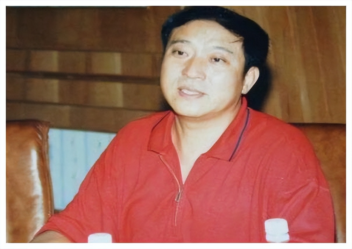 牛群辞官现场,牛群卸任县长后和冯巩合作过没有