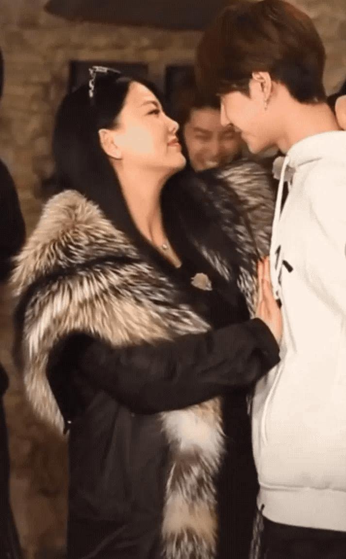 撩汉、乱认爸、男男接吻，这6位明星是没分寸感，还是“耍流氓”