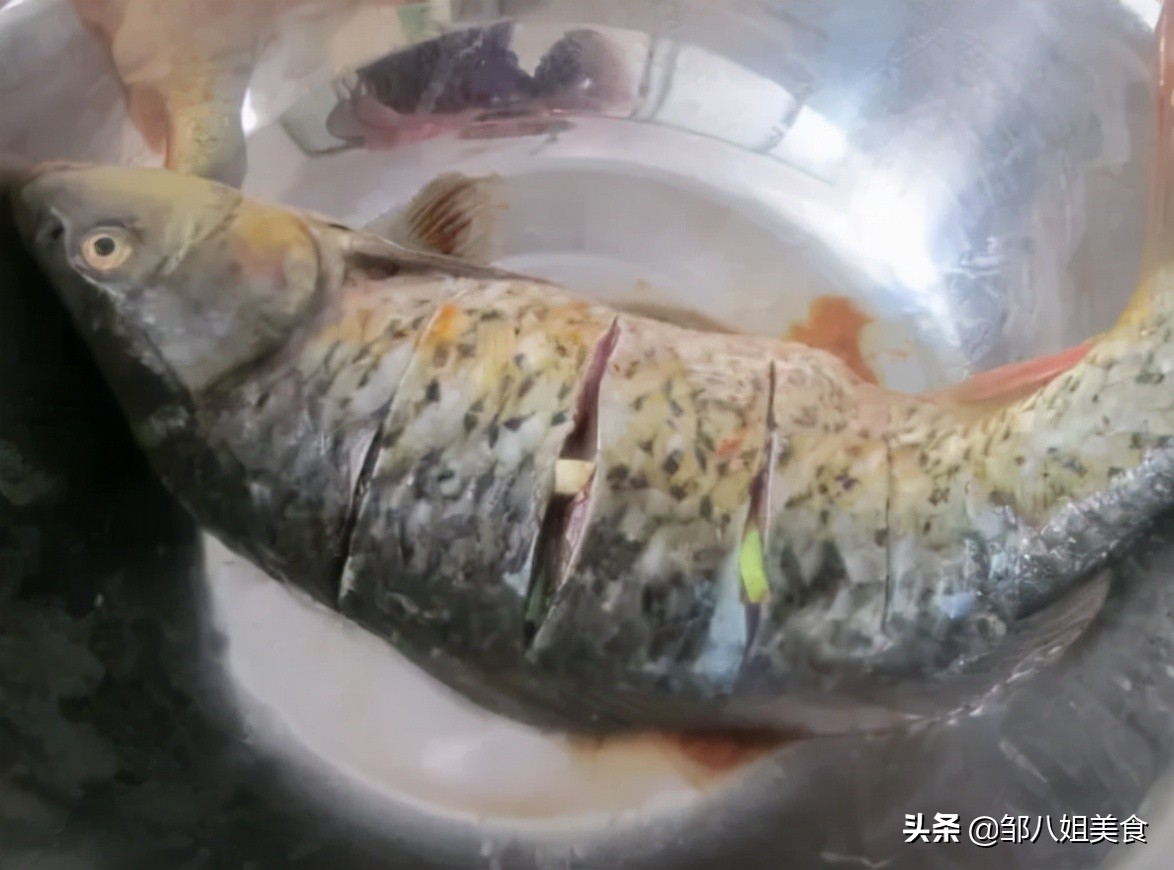 过年炖鱼时放一点它鱼肉鲜嫩不腥,炖鱼后如何处理鱼肉不腥