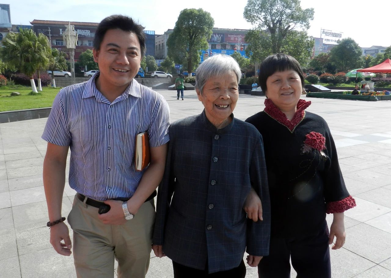 “她像邻家奶奶一样和蔼可亲”本报曾两次专访龚全珍采访者对当时的情景仍记忆犹新