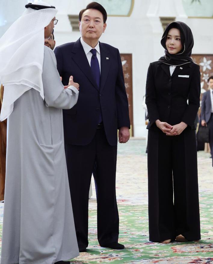 韩国总统夫人金建熙穿搭,韩国现任总统夫人美照