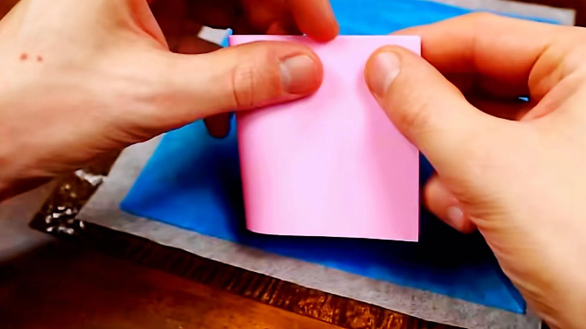 一张足球场大小的纸能叠多少次,足球场大的折纸最多能折几次