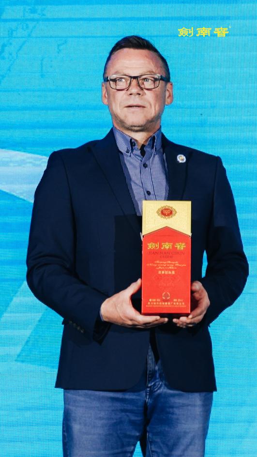 中国历史名酒剑南春,剑南春曼城冠军纪念酒618限量首发