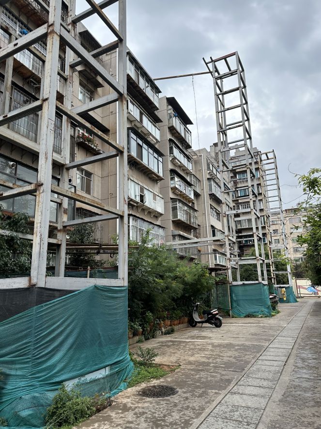 省委*党**校生活区11部共享电梯烂尾近4年又危险又不美观