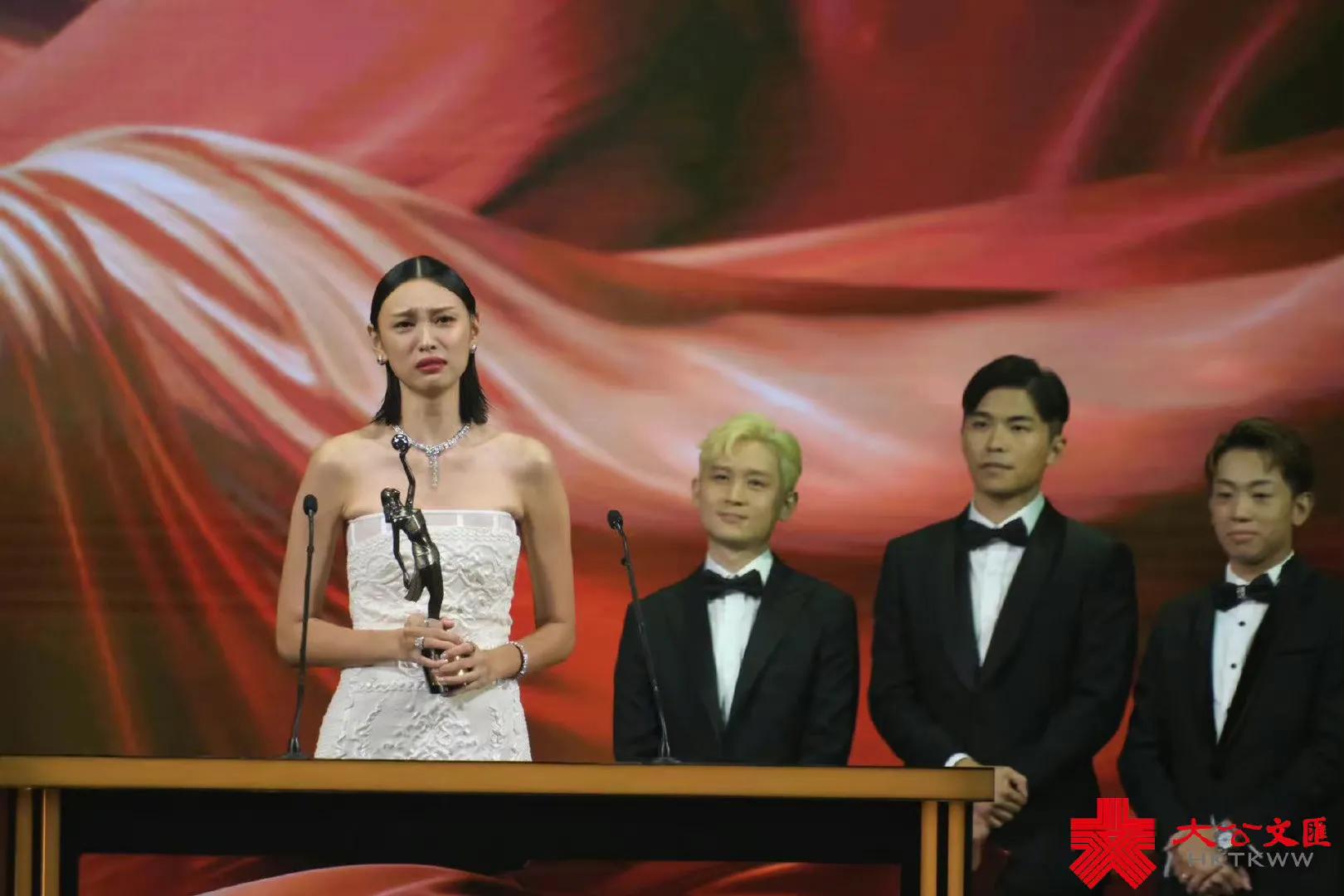 金像影后刘雅瑟获奖现场,金像红毯