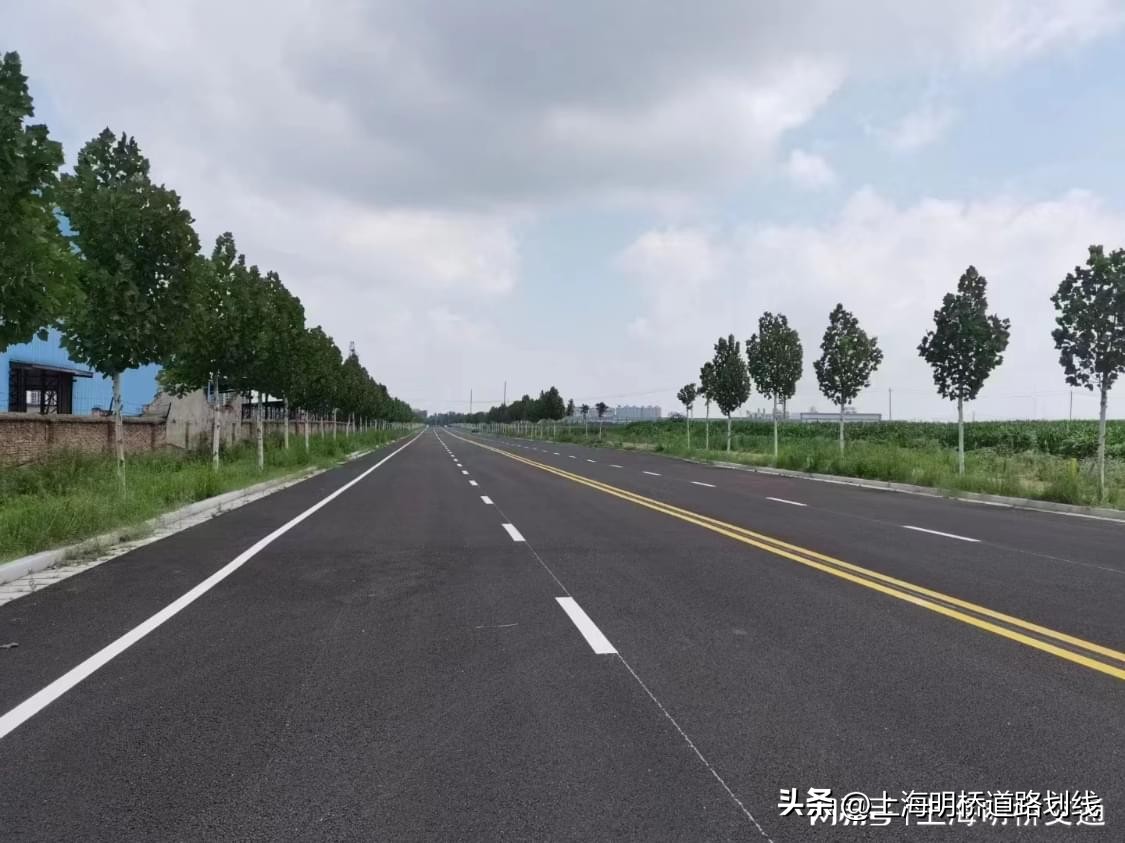 广州交警创新举措：设可变导向车道交通标线破解周末交通拥堵难题