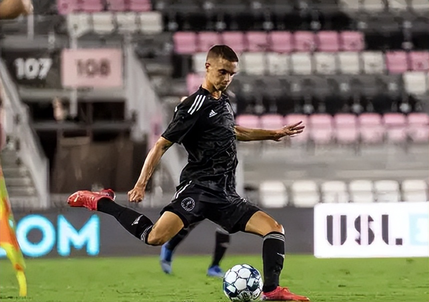 喜事连连!小贝与准亲家合影,20岁次子痴迷嫩模,维多利亚很满意