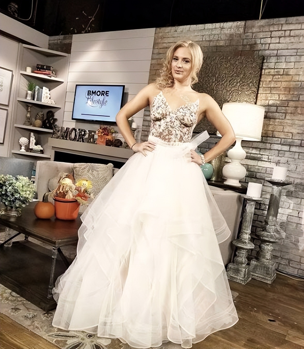 美女们一丝不挂就出门了，竟无人看出这是画的，网友：行为艺术吧