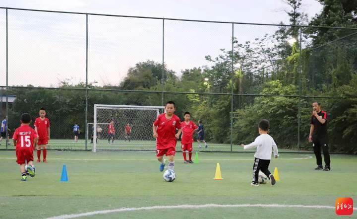 迎大运动起来丨从炼钢到练球，看青白江区足协会长的激情人生