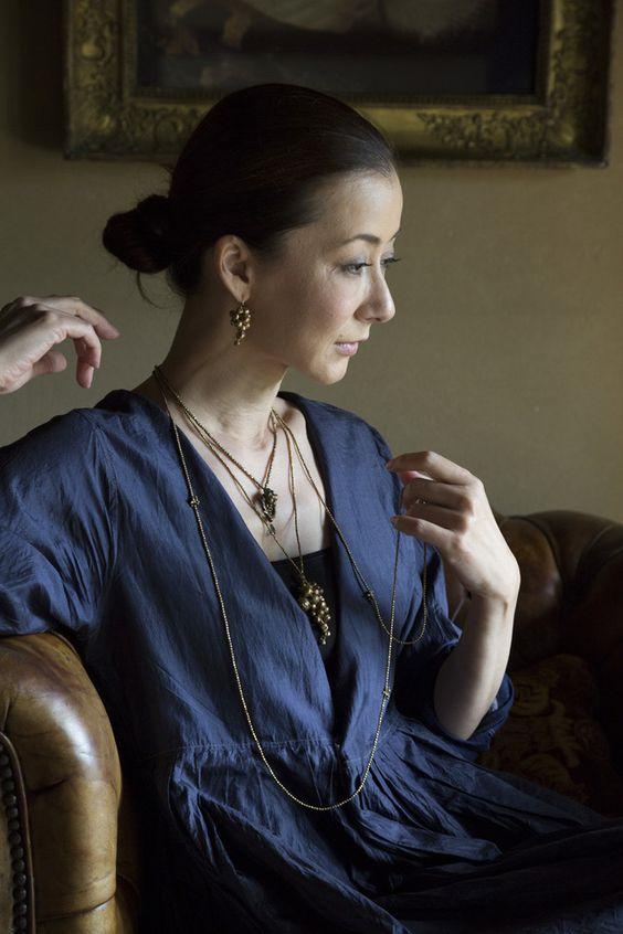 50岁女士头发稀少怎么扎好看,50多岁的短头发扎什么样子好看