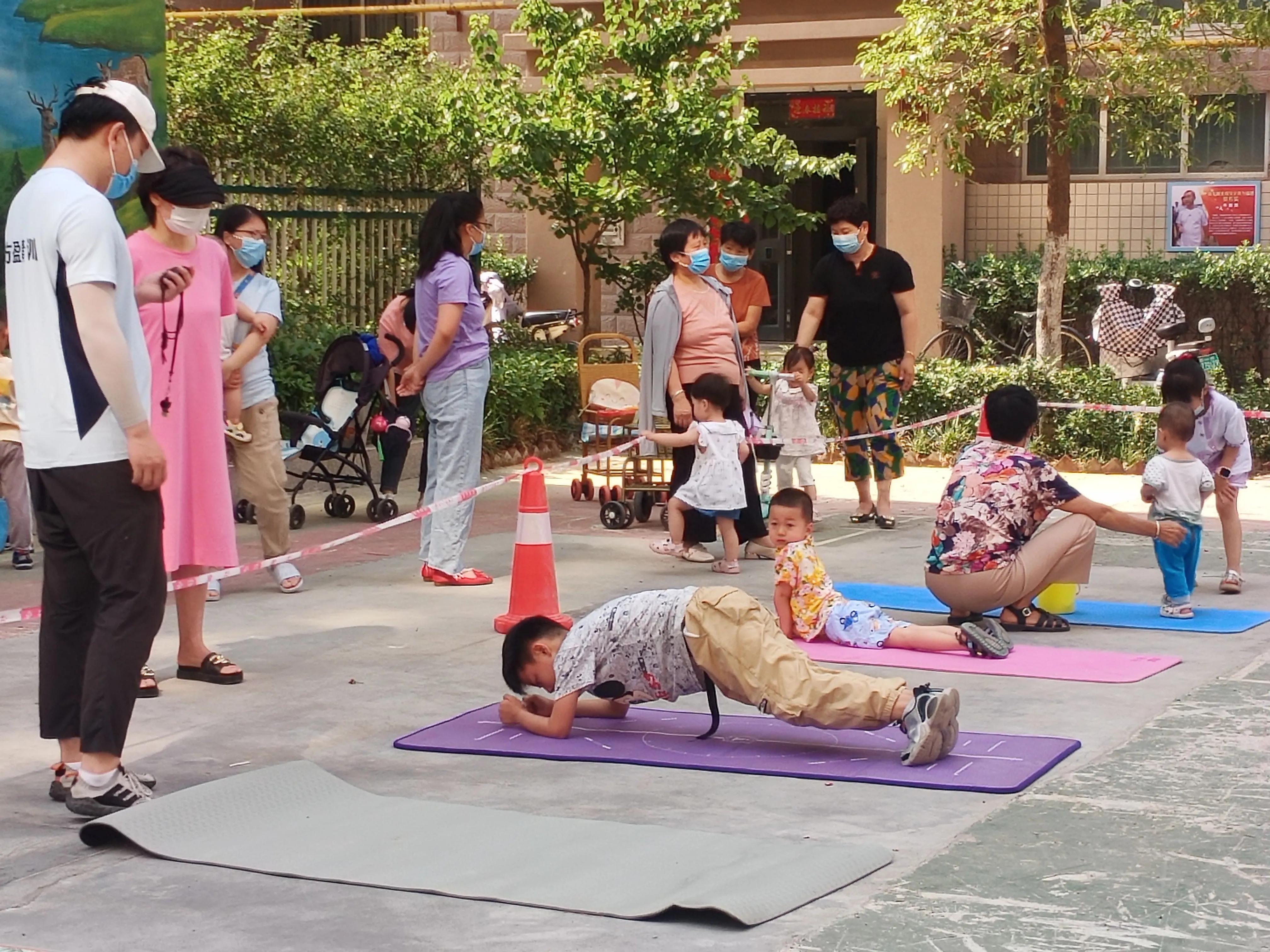 社区足球公益活动,大手拉小手共建美好家园社区活动